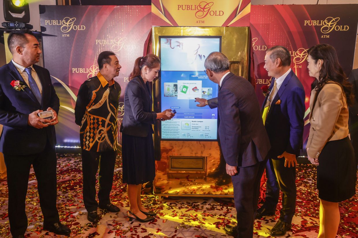 KUALA LUMPUR, Feb 17 -- President of Malaysia Gold Association (MGA) Datuk Wira Louis Ng (second, right) and Singapore Bullion Market Assocation Chief Executive Officer (CEO) Albert Cheng (third, right) purchased a gold bar using a gold automated teller machine (ATM) during a Malaysia Gold Conference 2023 today.

Public Gold Group has launched its first gold dispensing ATM known as Malaysia Gold ATM, at Menara Public Gold, Tun Razak Exchange to enable consumers to purchase physical gold bars conveniently.

--fotoBERNAMA (2023) COPYRIGHT RESERVED